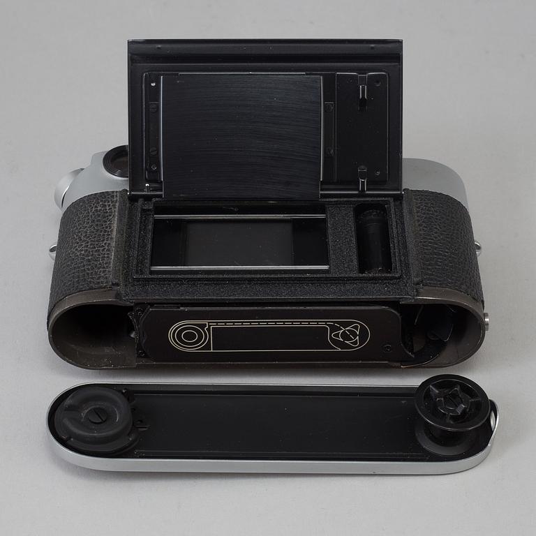 A chrome body Leica M4 no 1208039 from Wetzlar 1968. With Summilux 1:1.4/50.