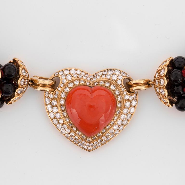 COLLIER med sex rader räfflade korallstavar, onyxkulor samt guldrondeller.