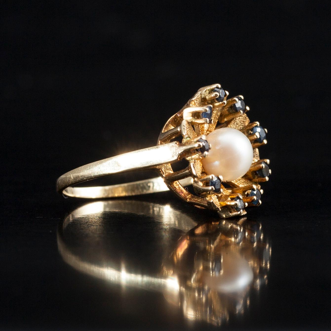 RING, 14K guld, 9 små safirer, en pärla i mitten. Finska importstämplar. Vikt 4,1 g.