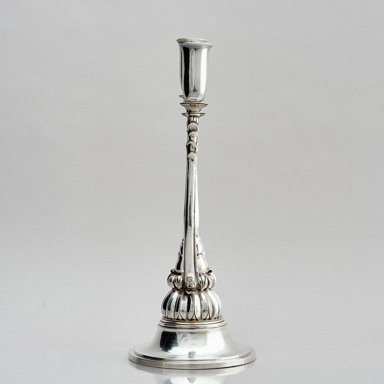 Georg Jensen, trearmad kandelaber, sterling silver, design Harald Nielsen, modell nr 595, Köpenhamn 1925-1932.