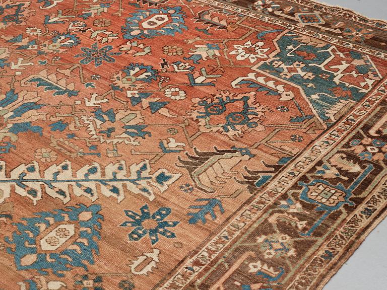 Matto, an antique Heriz, ca 454,5-460,5 x 268-285 cm.