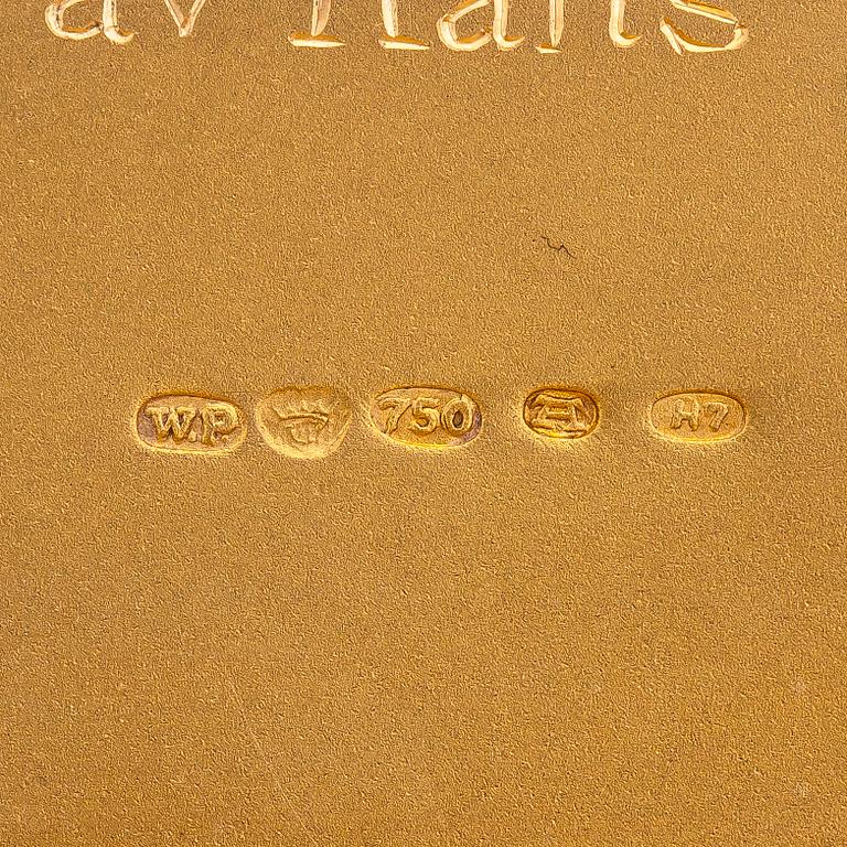 Savukerasia, 18K kultaa ja synteettinen cabochon-hiottu safiiri. Tuontileimattu Wilhelm Pettersson, Turku 1961.
