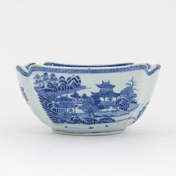 A Chinese blue and white porcelain bowl, Qing dynasty, 19th Century.