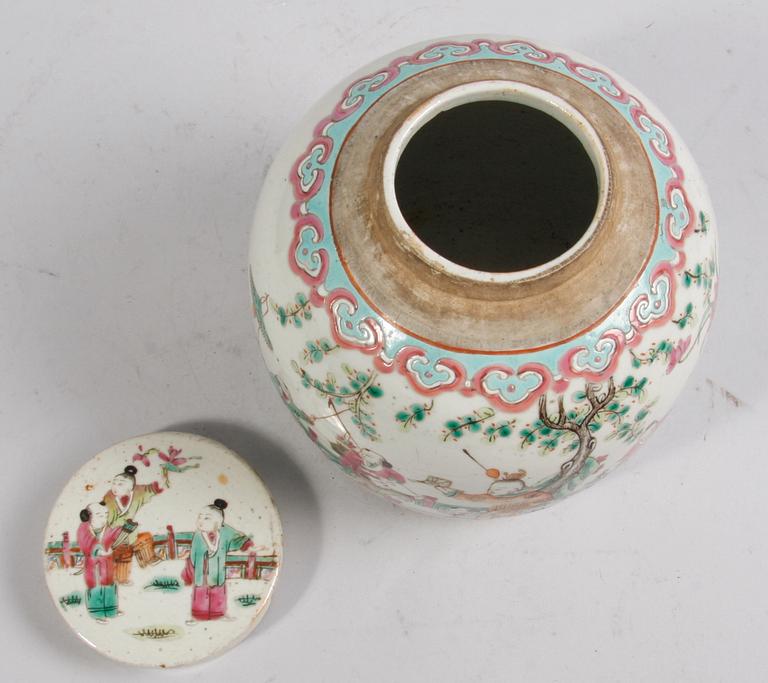 URNA MED LOCK, porslin, Kina.