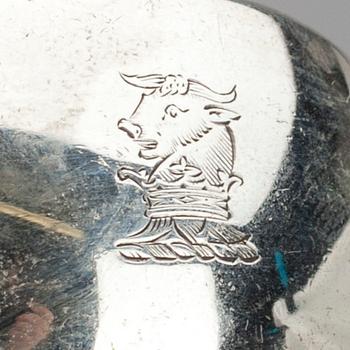 SALTKAR, PEPPARSTRÖARE samt SOCKERTÅNG, England 1800- och 1900-tal. Tot. silvervikt 172 g.
