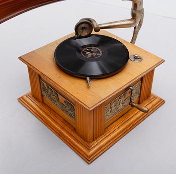 TRATTGRAMOFON, 1900-talets första hälft.