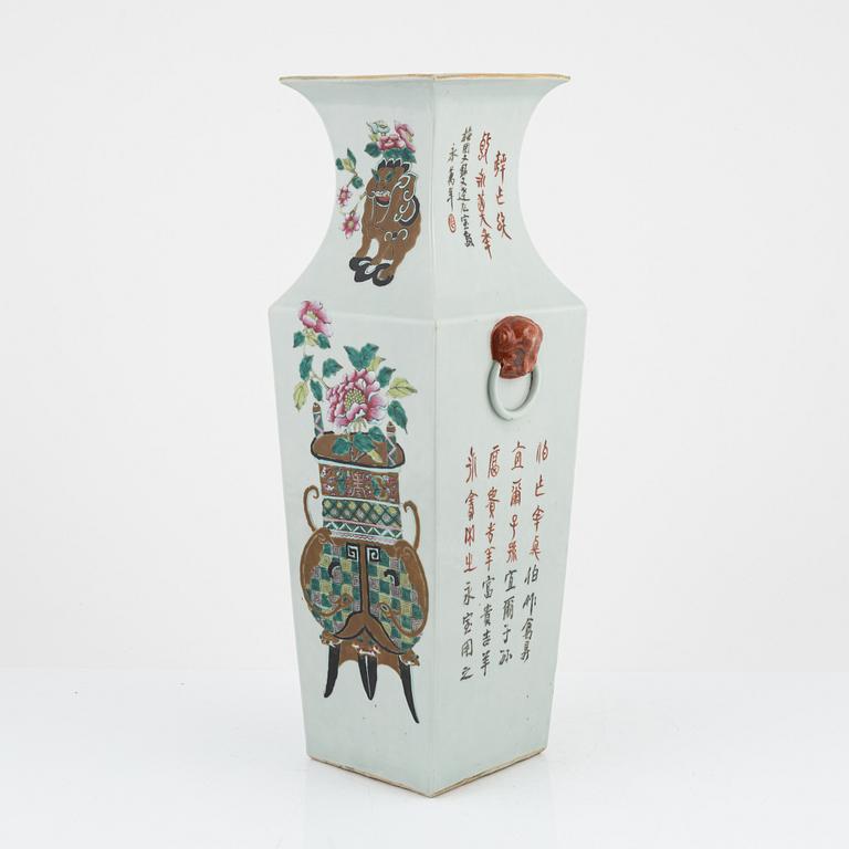 A large Chinese porcelain vase, 19th Century.