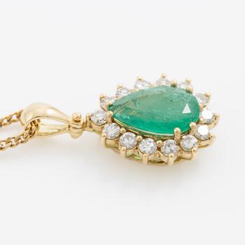 Gold necklace with a drop-shaped emerald and octagon-cut diamonds.