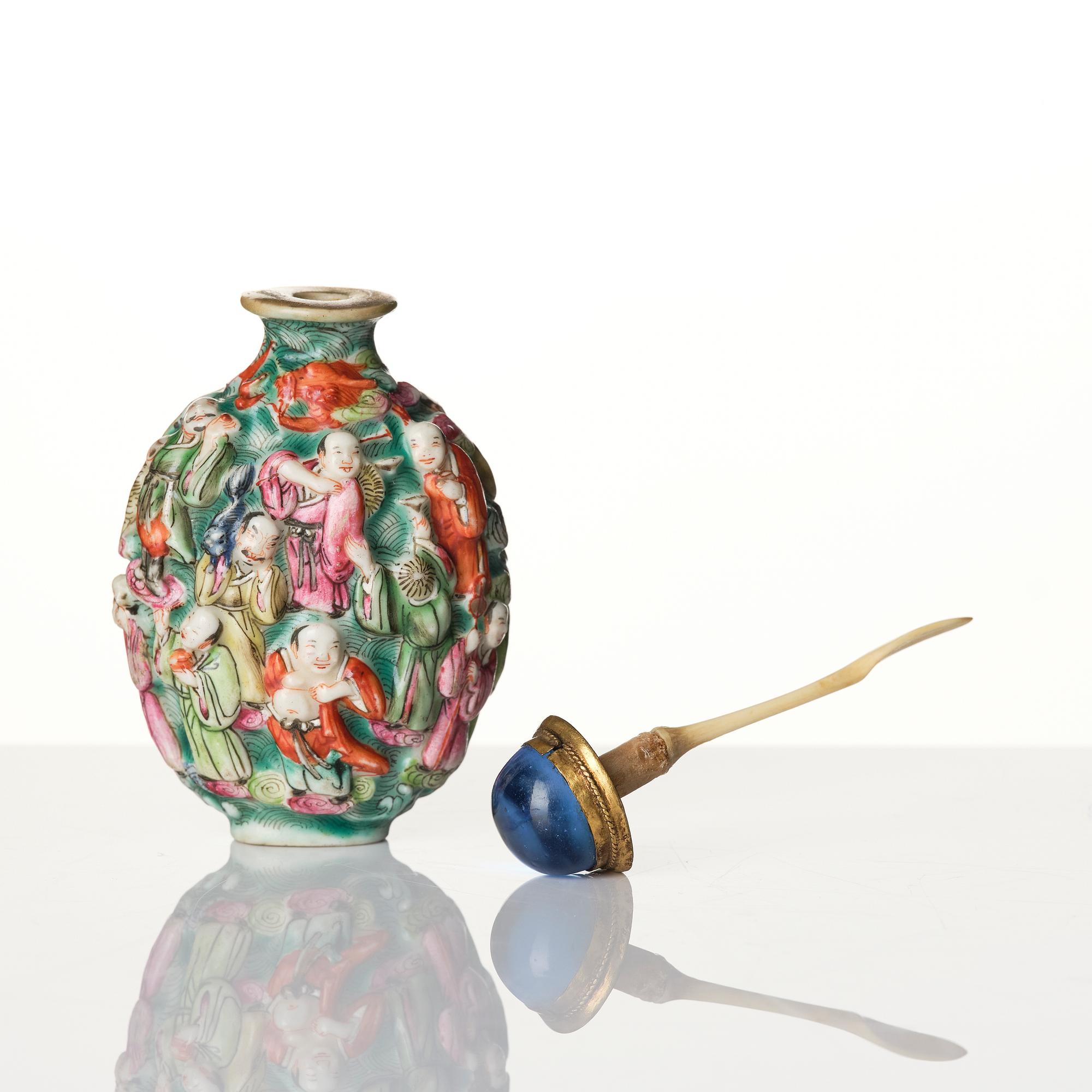 A Chinese porcelain snuff bottle, late Qing dynasty / early 20th century.