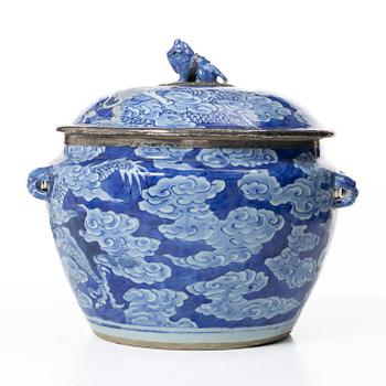 Karott med lock samt vas, porslin. Qingdynastin, 1800-tal.