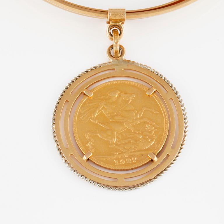 ARMRING, 18K guld med infattat mynt, Arezzo, Italien. Vikt 35,6 gram.