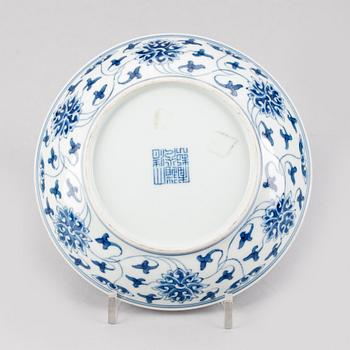 SKÅLFAT, porslin. Sen Qing dynasti, omkring 1900, med sigillmärke.