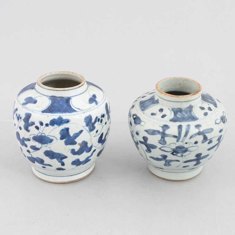 A blue and white Swatow dish  and two blue and white urna, China, Ming dynasty (1368-1644).