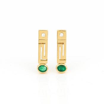 ÖRHÄNGEN, ett par, 18K guld med ovalslipade smaragder tot ca 0,35 ct och små diamanter tot ca 0,06 ct. Vikt ca 4,98 g.