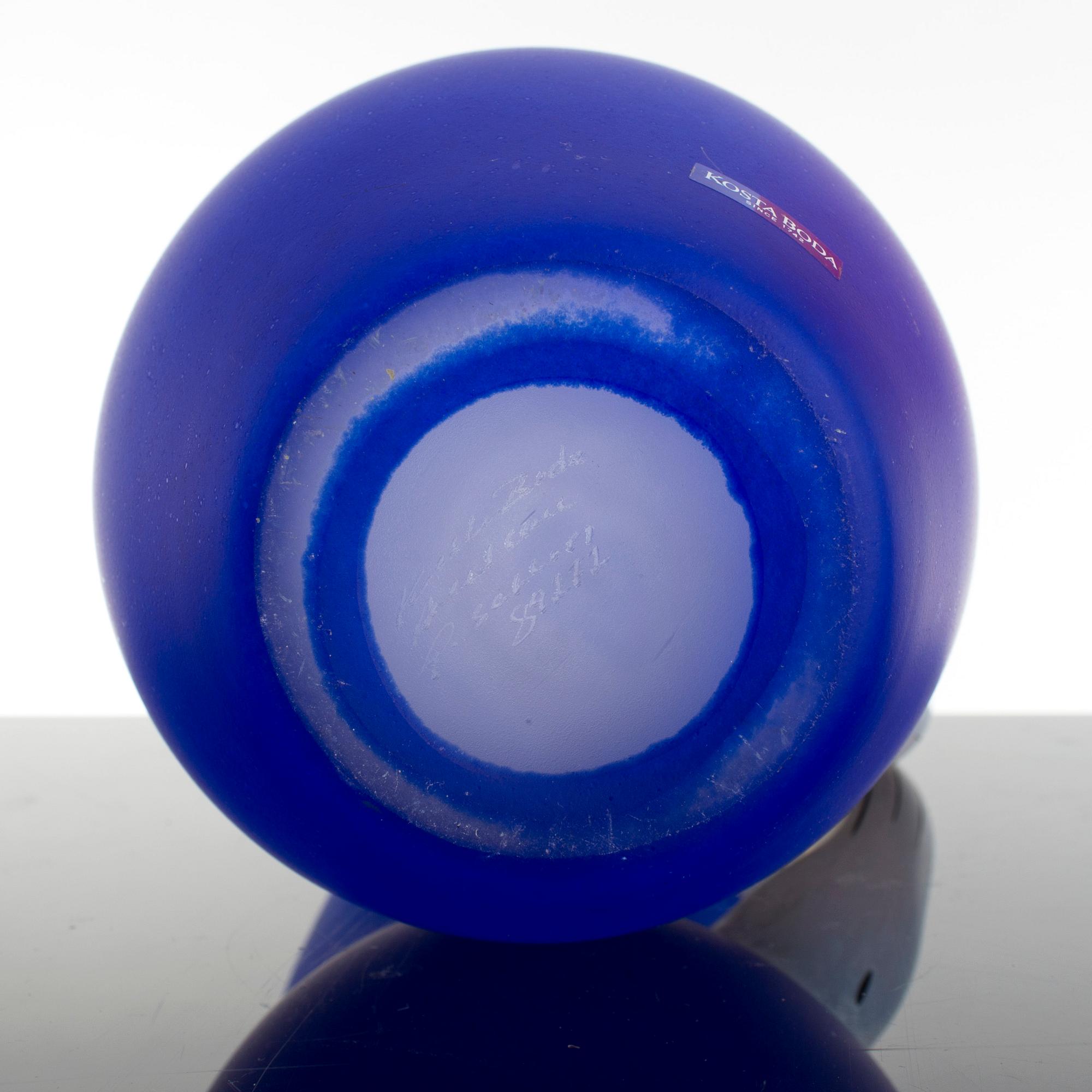 GUNNEL SAHLIN, a pitcher and twelve glasses from Kosta Boda. Signed.