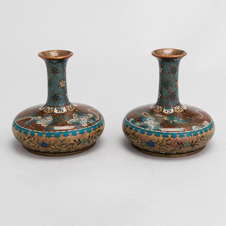 Vaser, ett par, cloisonnéemalj, Japan 1800-talets slut/ 1900-talets början.