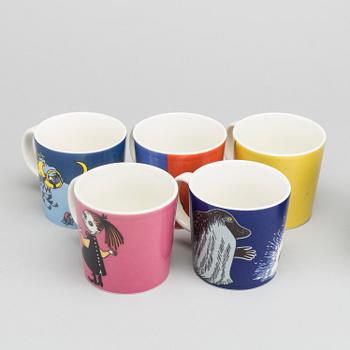 A COLLECTION OF MOOMIN CHARACTERS MUGS AND BOWLS FROM ARABIA.