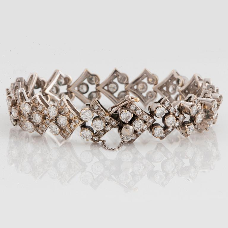 An 18K white gold bracelet set with round brilliant-cut diamonds.