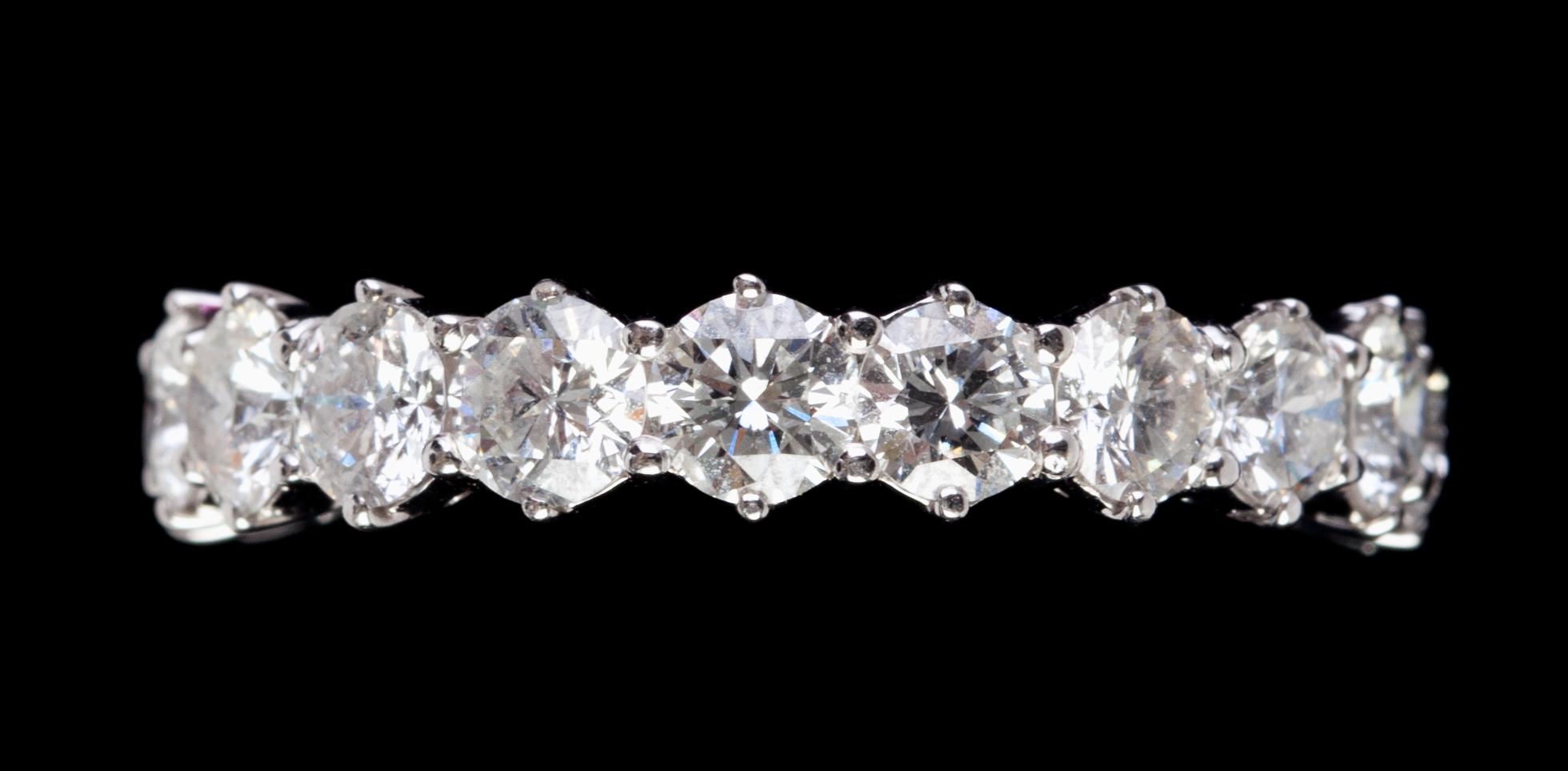 An eternity diamond ring, tot. 3.94 cts.