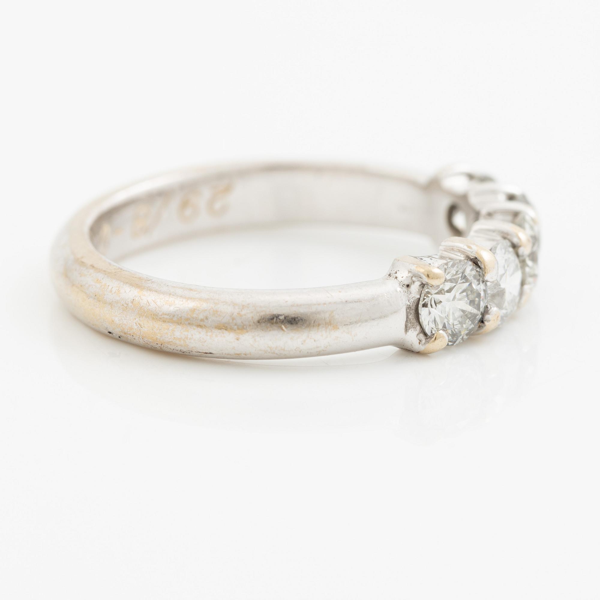 Ring in 18K white gold set with round brilliant-cut diamonds.