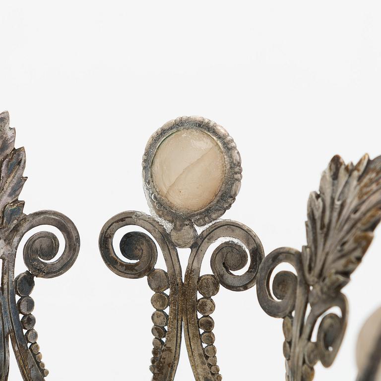 Tillander, brudkrona, silver (813) samt vita stenar, Helsingfors 1946. I originallåda.