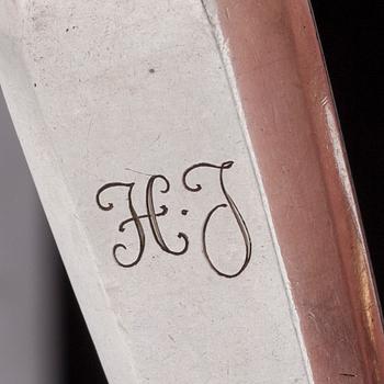 BESTICK, 35 delar, silver och nysilver, engelska, finska, ryska stämplar, 1845-1900-talets mitt. Total silvervikt 465 g.