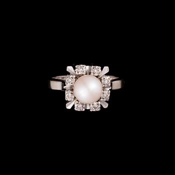 RING, 18K vitguld, pärla, diamanter. vikt ca 4,7 g.