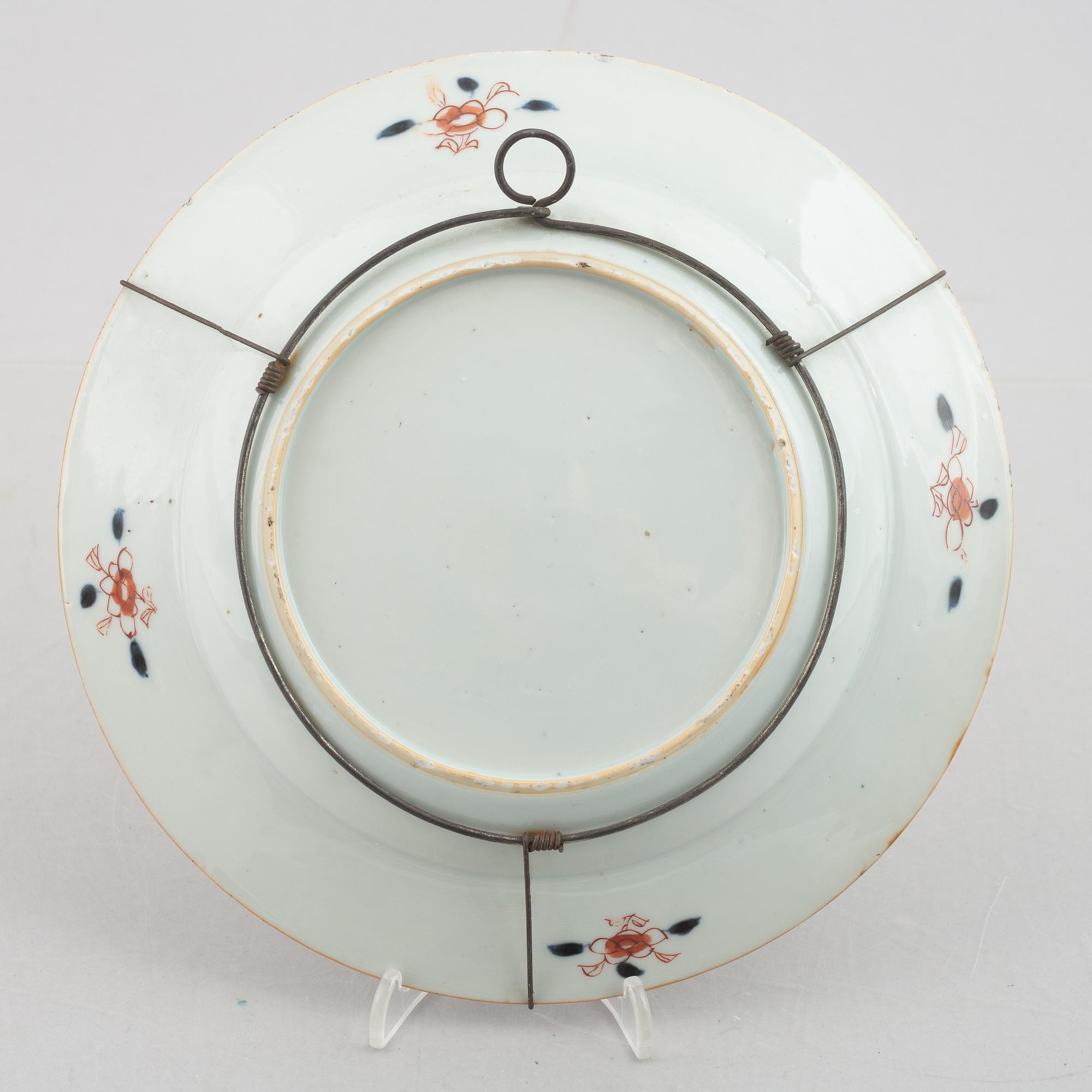An imari verte 'antiques' plate, Qing dynasty, early 18th century.