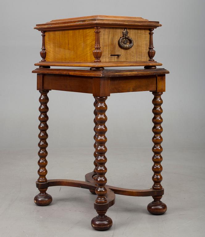 SPELDOSA MED BORD, A. Melan Instrumenthandel Helsingfors, ca. 1900.