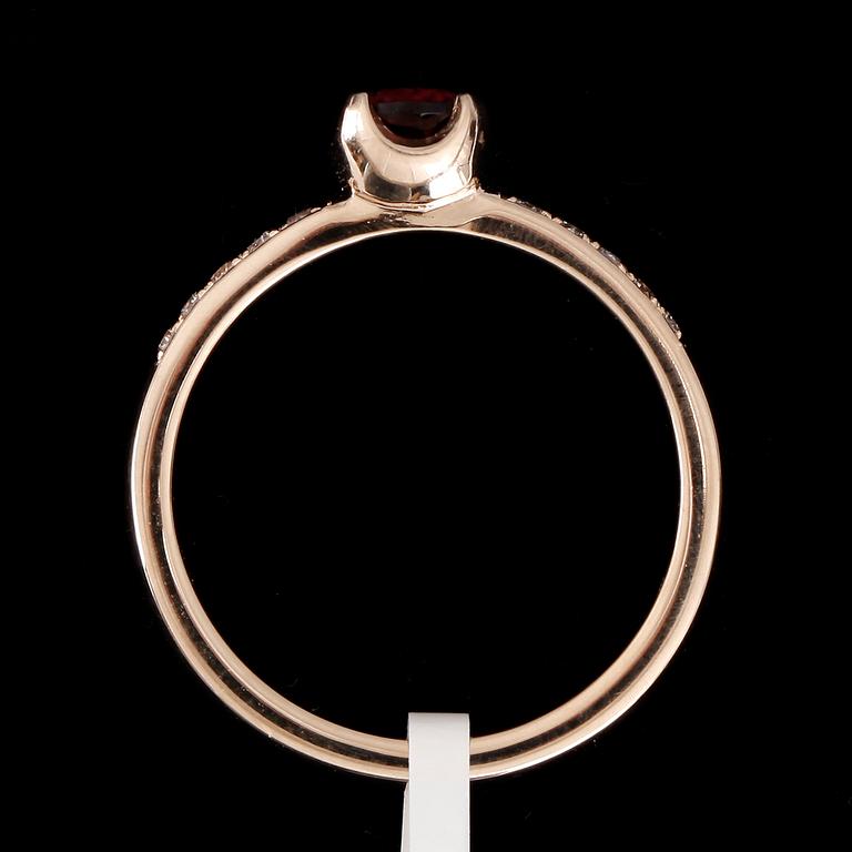 RING, 14k guld med turmalin 0,40ct och diamanter tot 0,10ct. Vikt ca 2,9 gram.
