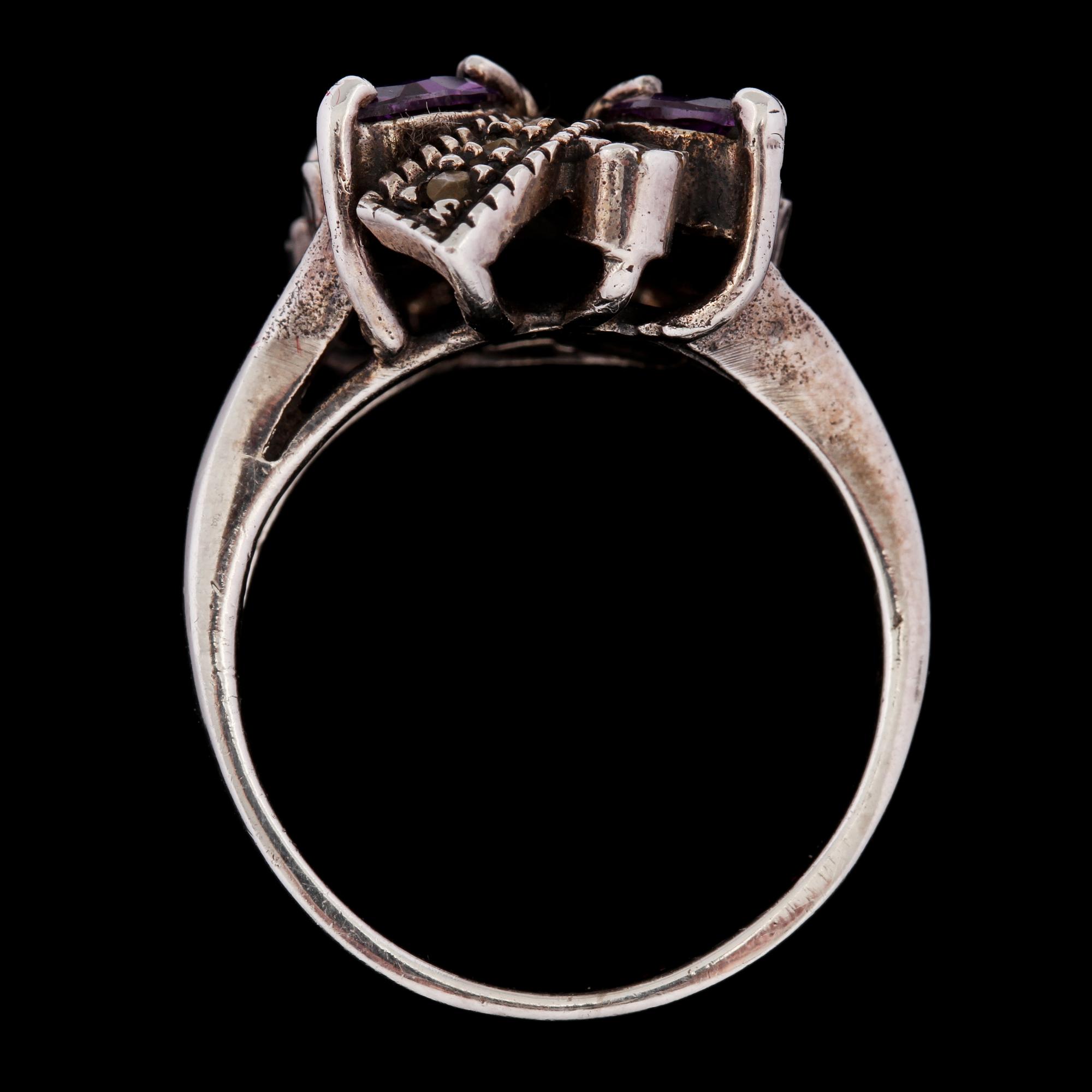 RING, silver med markasiter och troligtvis fasettslipade ametister. Vikt 6 g.