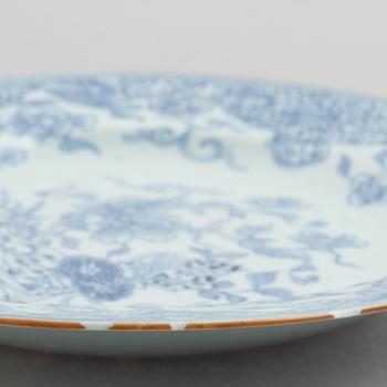 A group of four blue and white dishes and a cabaret piece, Qing dynasty, 18th century.