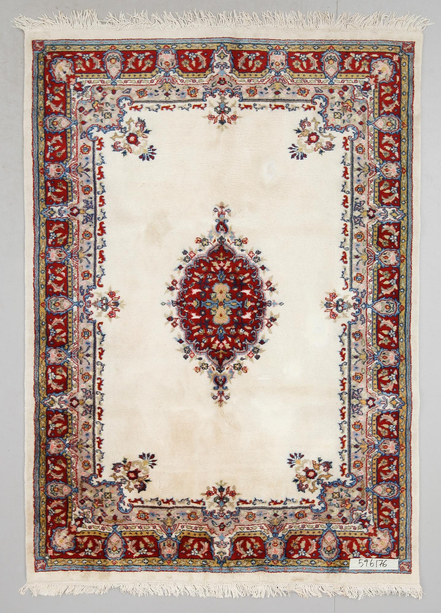 MATTA, orientalisk. Ca 245 x 175 cm.