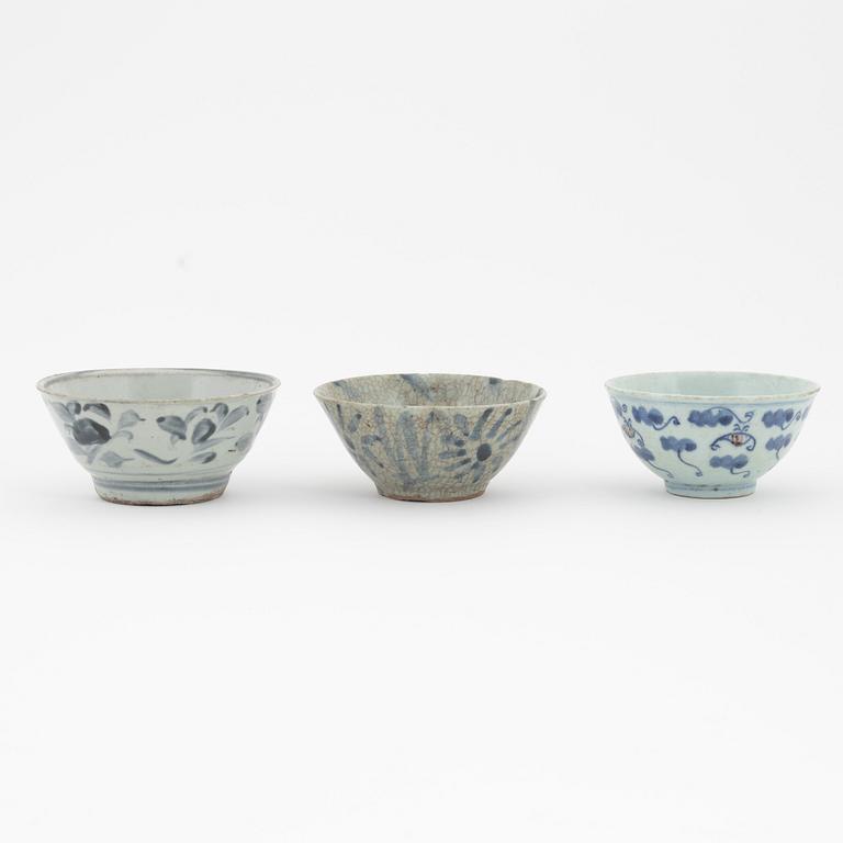 A Chinese blue and white box with cover, Ming dynasty, 17th century and three bowls, Southeast Asia, 19th/20th century.