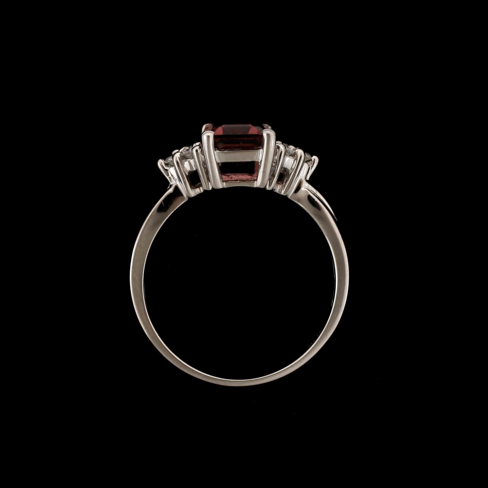 RING, 14k vitguld med rektangulär fasettslipad rosa turmalin ca1,98ct och briljantslipade diamanter tot ca0,21ct.