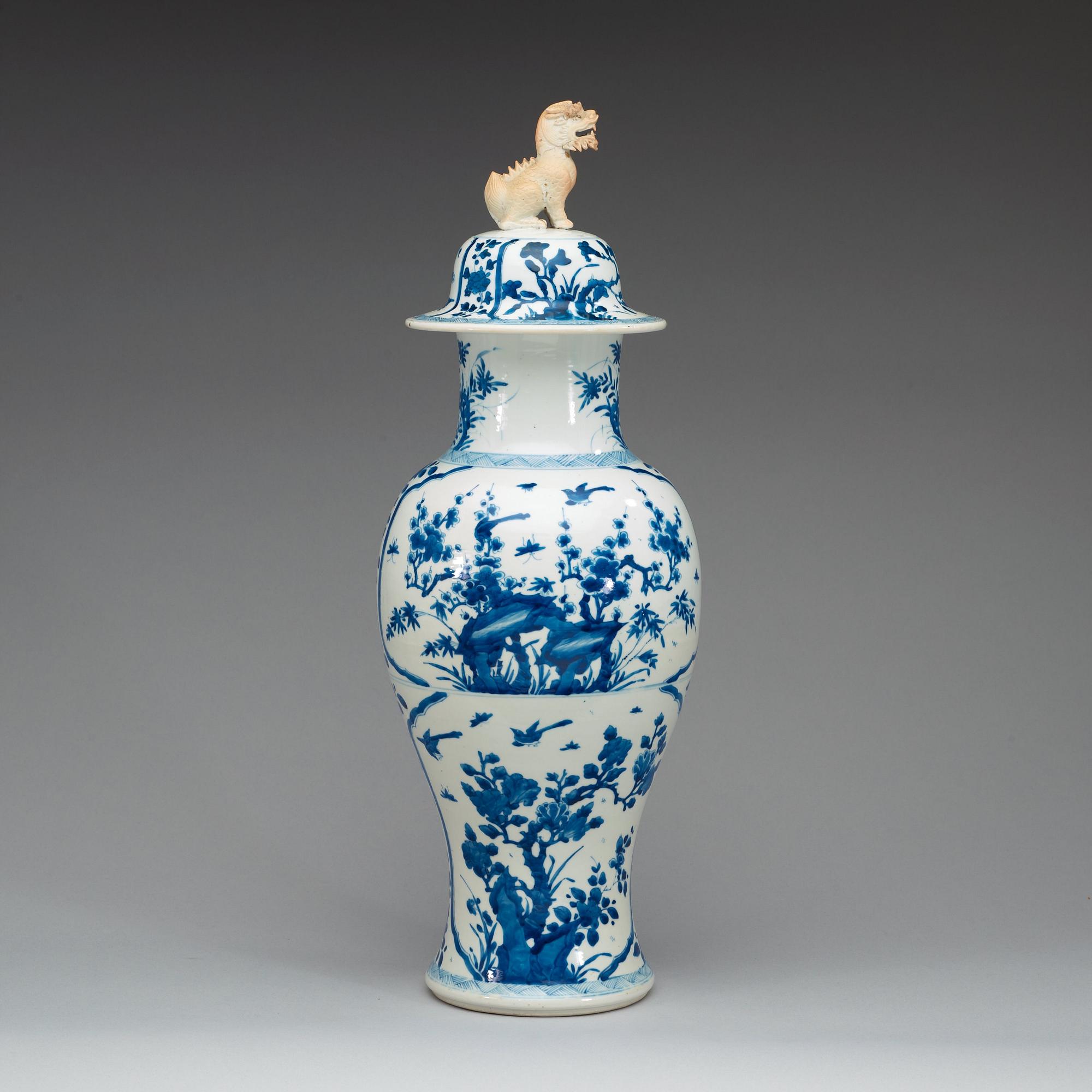 A large blue and white vase, Qing dynasty, Kangxi (1662-1722).