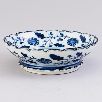 SKÅLAR, 3 st, och VAS, porslin, Kina, två delar från Ming dynastin (1364-1644).