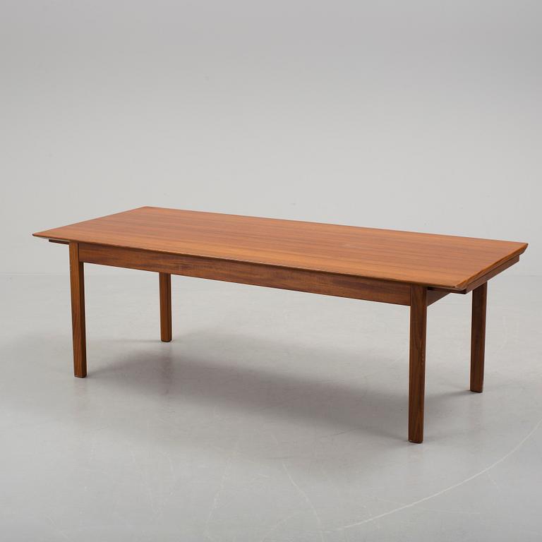 a coffee table veneered with teak designed by Tove & Edvard Kindt-Larsen for Säffle möbelfabrik, 1950s/60s.
