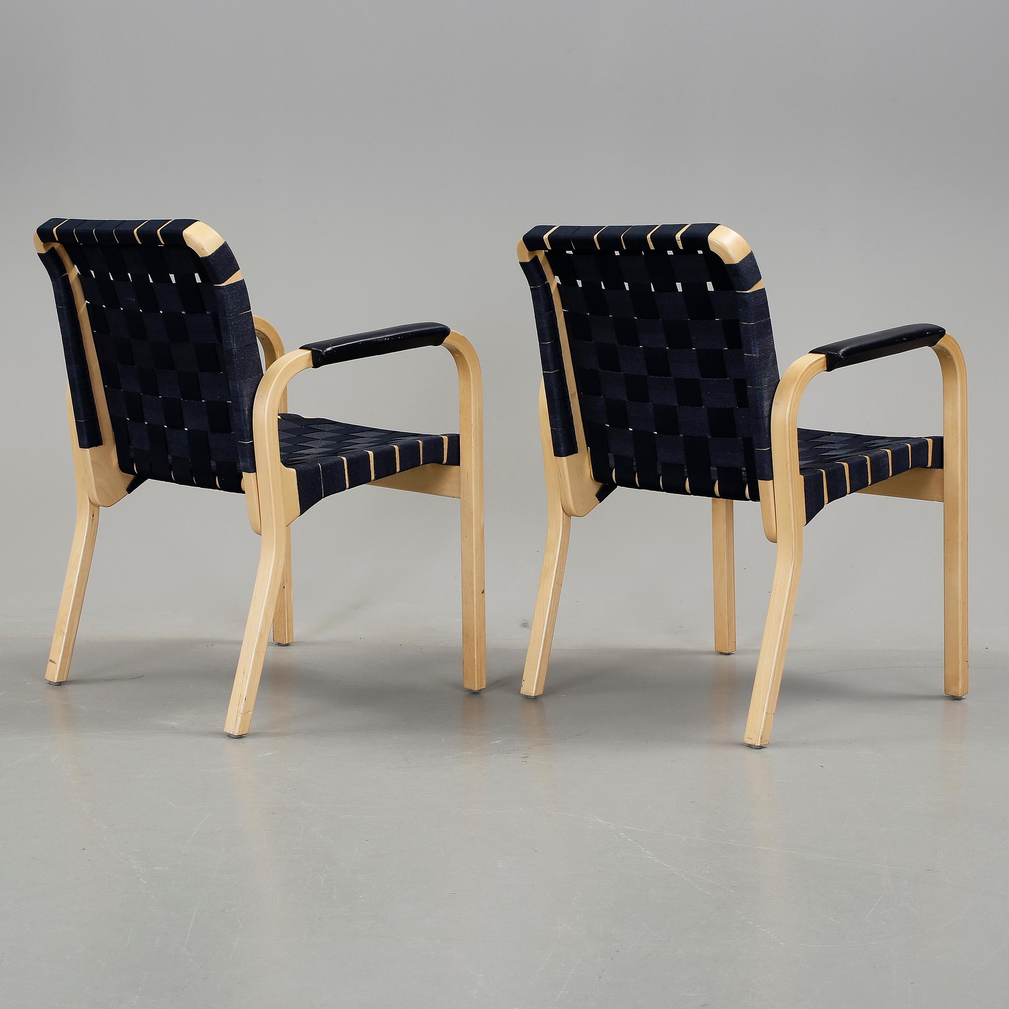KARMSTOLAR, ett par. Modell 45, Alvar Aalto, Artek.