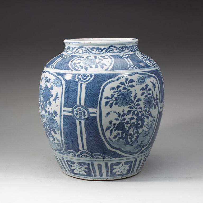 A blue and white jar, Ming dynasty, Wanli (1572-1620).