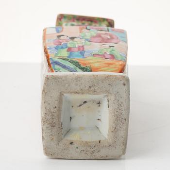 A famille rose Canton vase, Qing dynasty, 19th century.