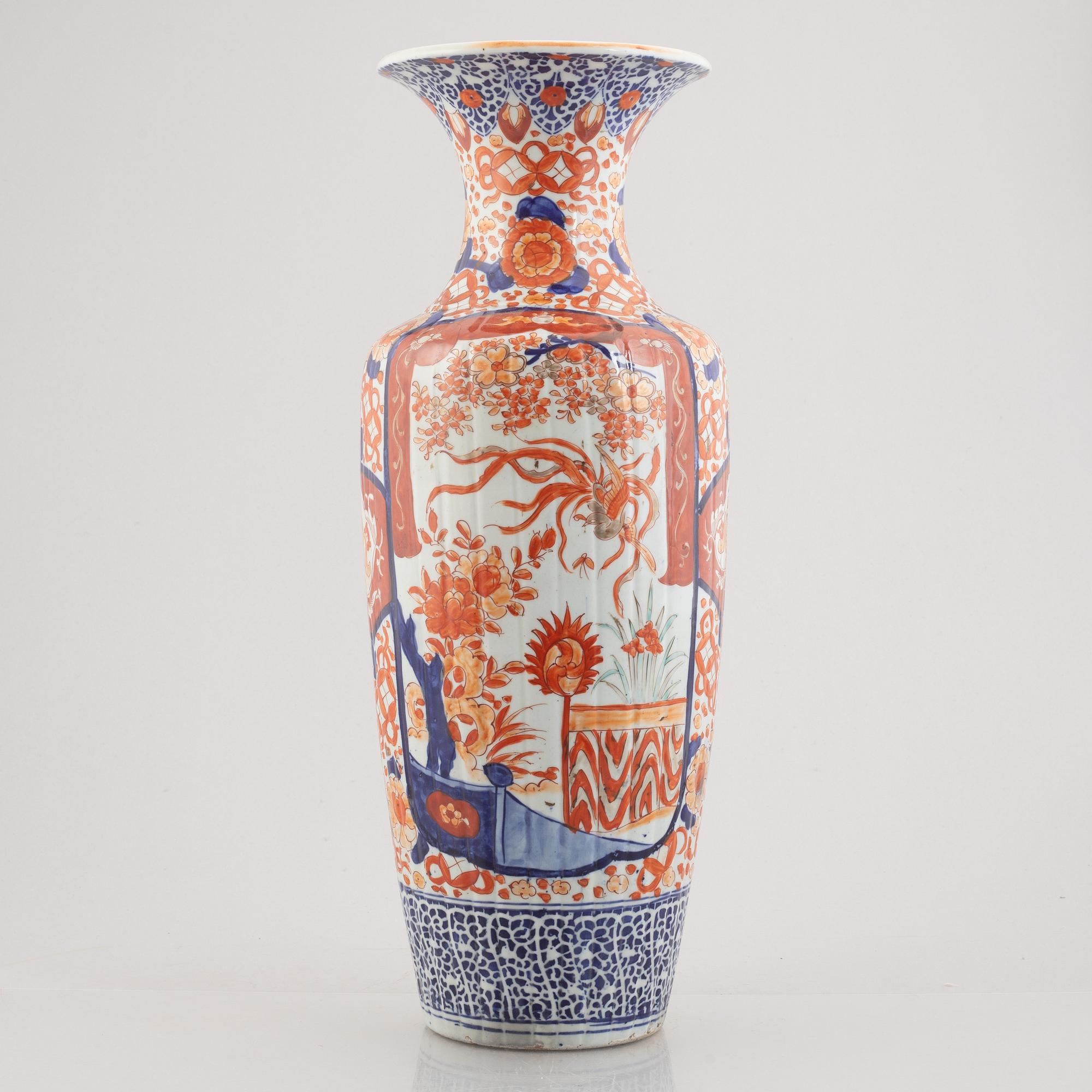 An Imari porcelain floor vase, Japan, early 20th century.
