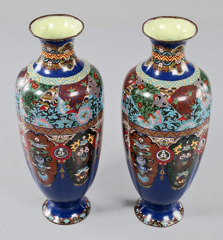 VASER, ett par, cloisonné, omkring sekelskiftet 1900.
