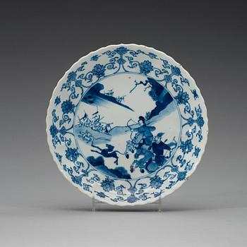 A set of five blue and white lotus shaped dishes, Qing dynasty Kangxi (1662-1723), with Chenghuas six characters mark.