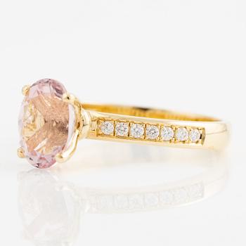 Ring 14K guld med morganit och briljantslipade diamanter.