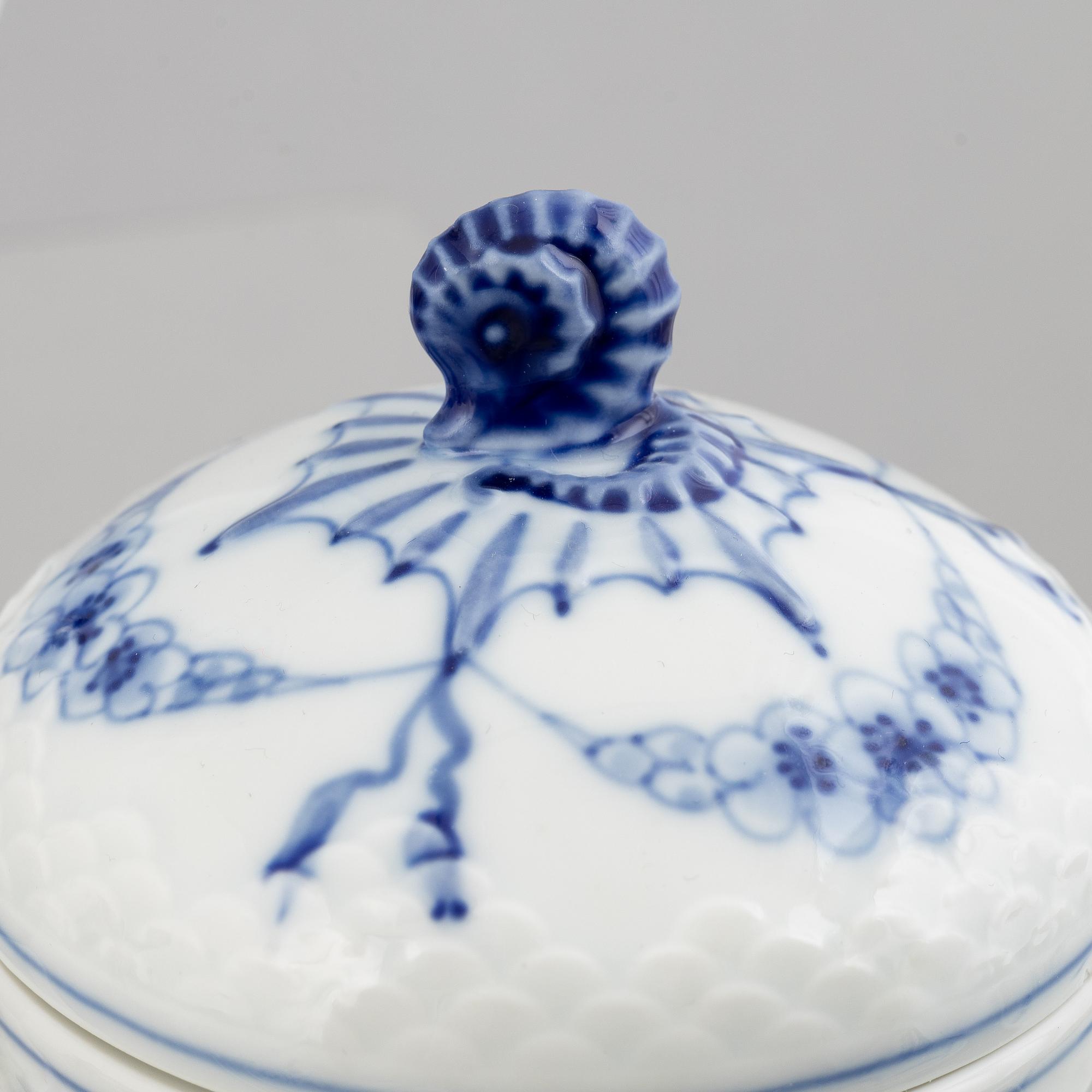 Harriet Bing, a 50-piece porcelain dinner and coffee service, "Empire", Bing & Grøndahl, Danmark.