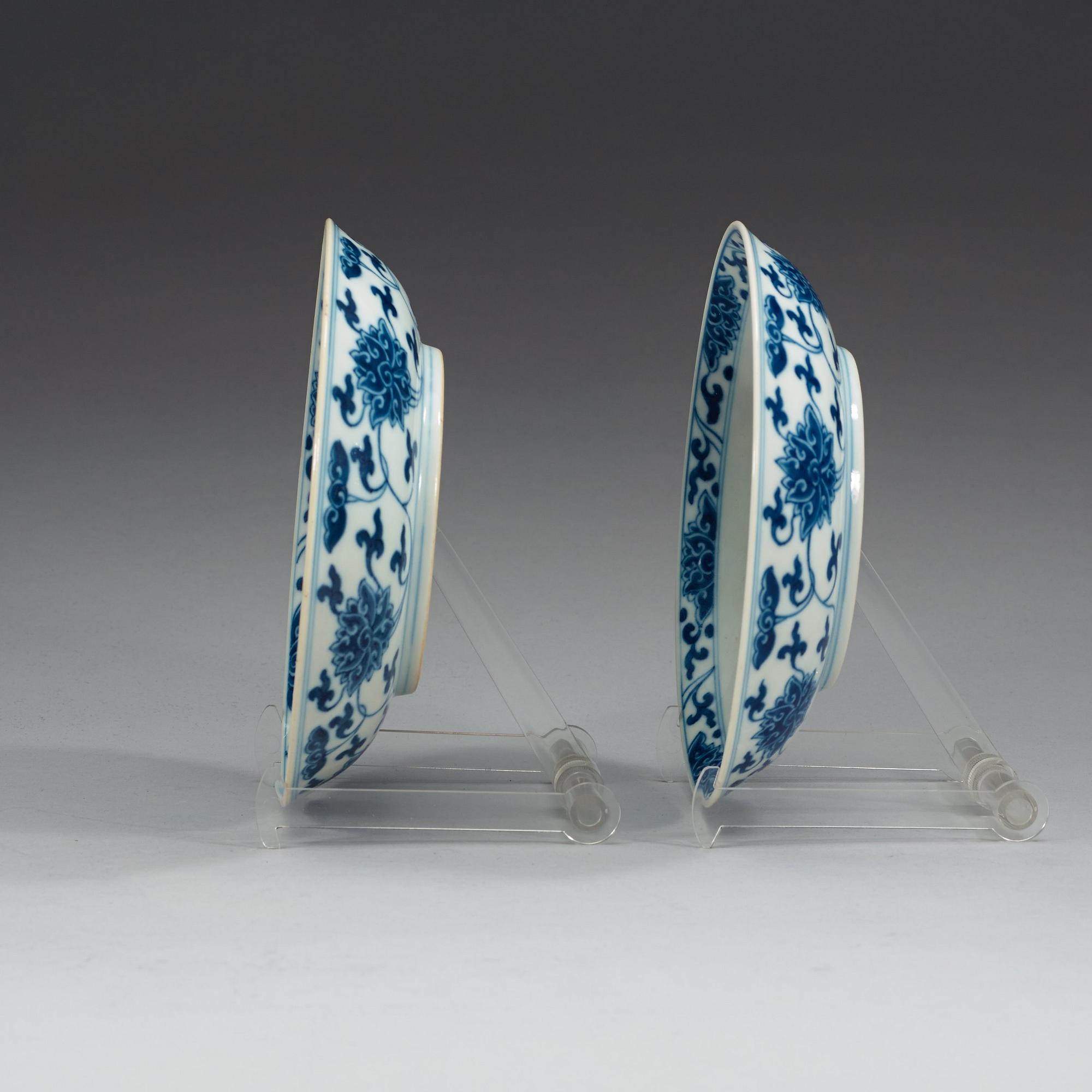 SKÅLFAT, ett par, porslin. Qing dynastin (1644-1912), med Qianlong sigillmärke.