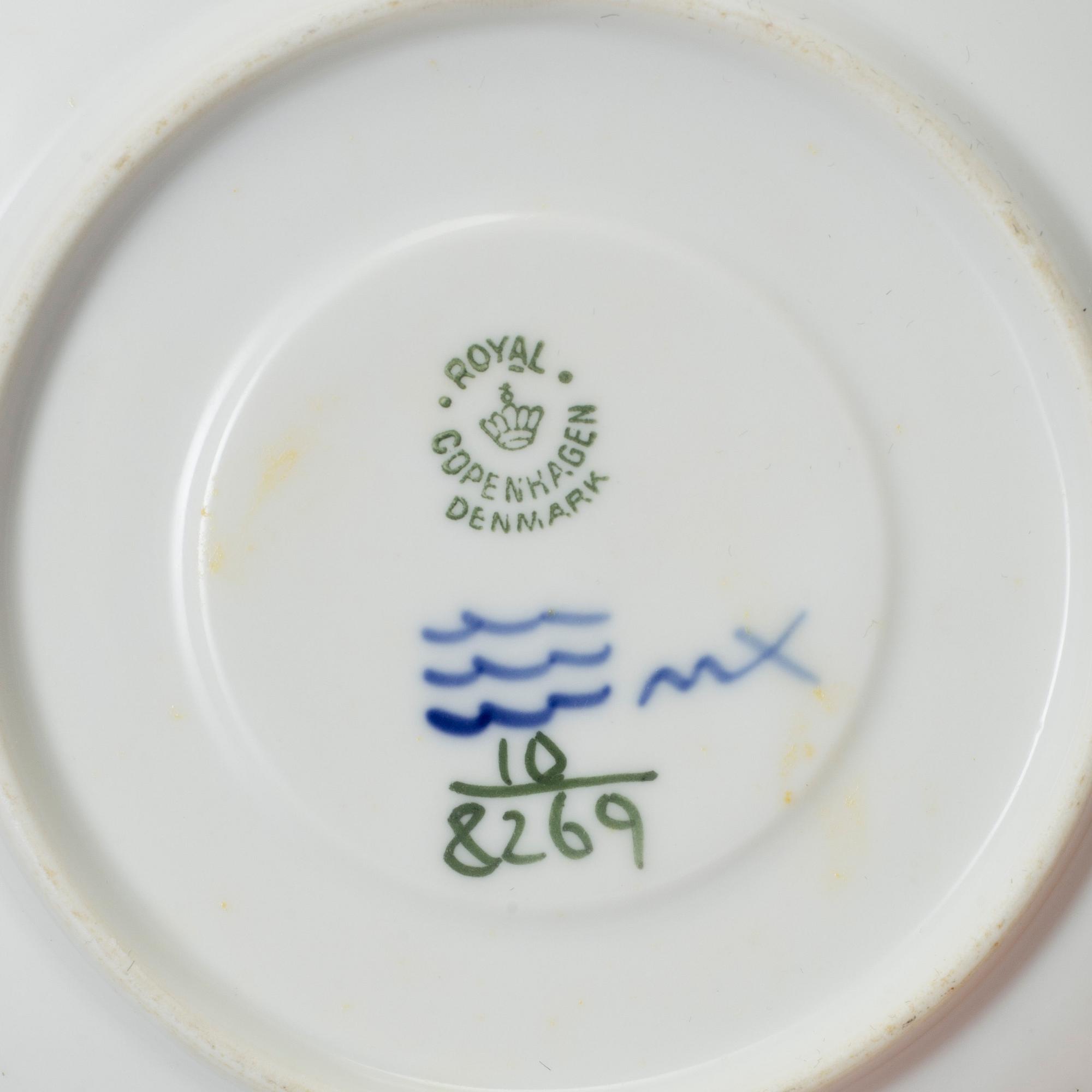 TEKOPPAR MED FAT 11 st, porslin, "Blå Blomst", Royal Copenhagen.