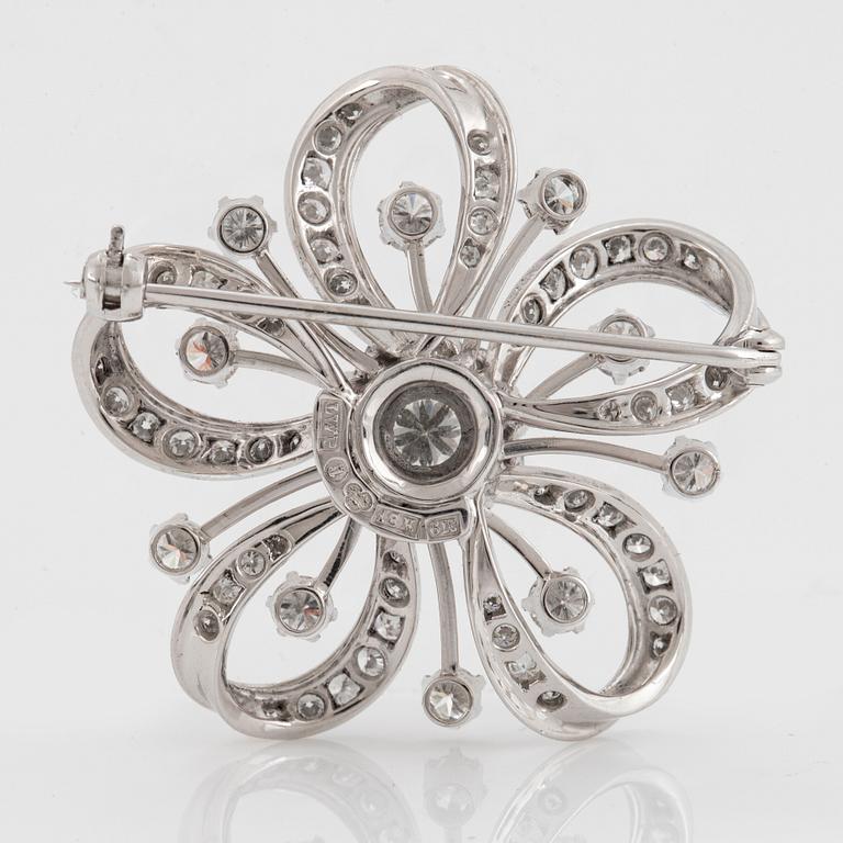Brosch 18K vitguld med runda briljantslipade diamanter totalvikt ca 2.50 ct.