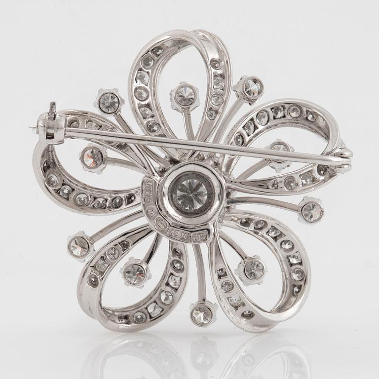 An 18K white gold brooch set with round brilliant-cut diamonds with a total weight of ca 2.50 cts.